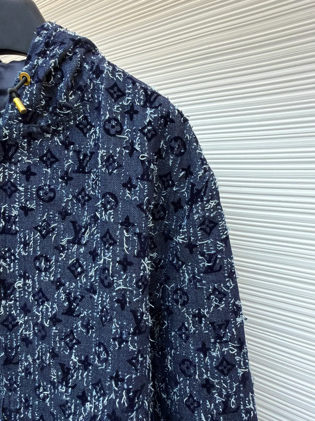 LOUIS VUITTON hooded denim jacket with velvet print ●Original version: Purchased and developed for 31500 ●Item number: 1681055-C55 ●Fabric: Retro siro jacquard exposed gauze fabric ●Technology: Heavy jacquard tassel production ●Version: Fitted version ●Weight: about 1255 grams ●Size: 46-48-50-52 ●Description: Vintage siro jacquard exposed gauze fabric, which is washed and polished with sand and gravel to form an aged texture, with an overly natural color. Heavy jacquard fringe craftsmanship creates the ultimate artistic sense. You can see how complicated the craftsmanship is when you look at the real thing. The hem leather tag has an iron mold pattern in the opposite color, and is made of genuine first-layer cowhide suede, which distinguishes it from the vague versions on the market. The lacquered copper bright lettering is clear and delicate, environmentally friendly, fixed and spray-dyed. The inner sewing barrel is threaded and hemmed. The workmanship is fine and perfectly restored. It instantly beats all versions on the market. The overall wiring is straight and delicate, the fabric is comfortable and soft, and the color is consistent without color difference. It can be matched with the same style to create a fashionable look and control various occasions. Customized accessories, complete with three standards, same style for men and women!